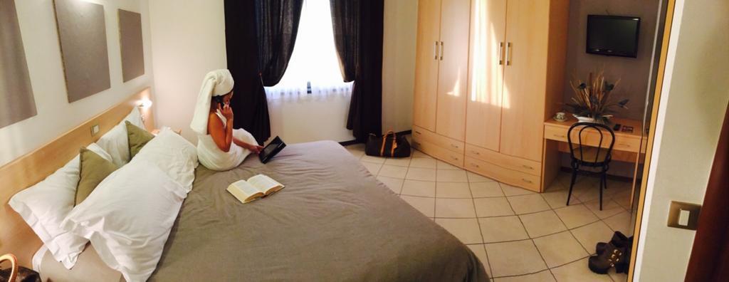 Hotel Bussana ปอร์โตตอลเล ภายนอก รูปภาพ